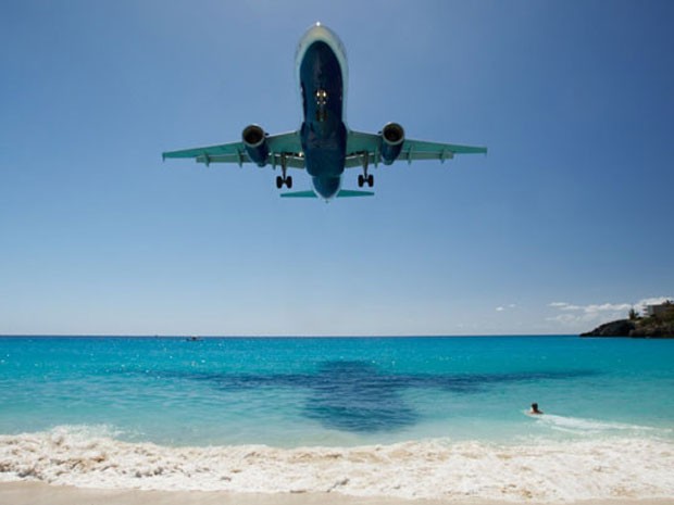 Aeroporto Internacionl Princess Juliana, em Saint Maarten, no Caribe, eleito o que oferecem= os pousos mais belos do mundo (Foto: Divulgação/PrivateFly)