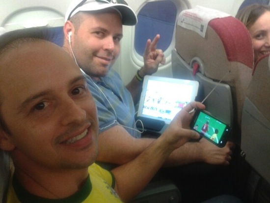 Rogério Barreto e Sérgio Noronha seguem partida enquanto avião não decola  (Foto: Paulo Guilherme/G1)