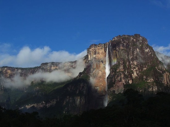 A cachoeira tem quase 1.000 metros de altura (Foto: Neil Hinchley/Creative Commons)