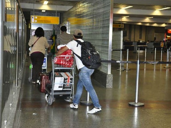 Na passagem pela alfândega, fiscais podem questionar procedência de qualquer produto importado na bagagem (Foto: Maria Iara dos Santos Nascimento/ Receita Federal)