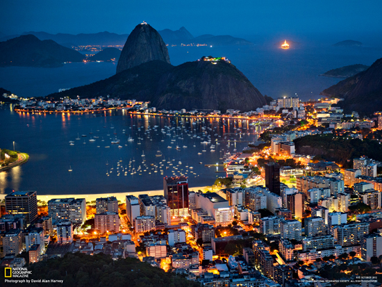 Uma cidade que se veste para o carnaval precisa ser decorada. Faltou uma tematização carnavalesca nas principais vias da cidade.