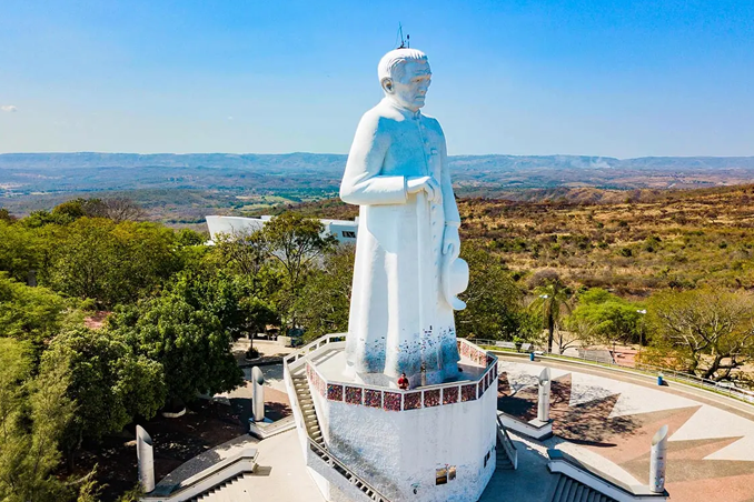 Estátua do Padre Cícero Romão Batista, em JUazeiro do Norte, BA